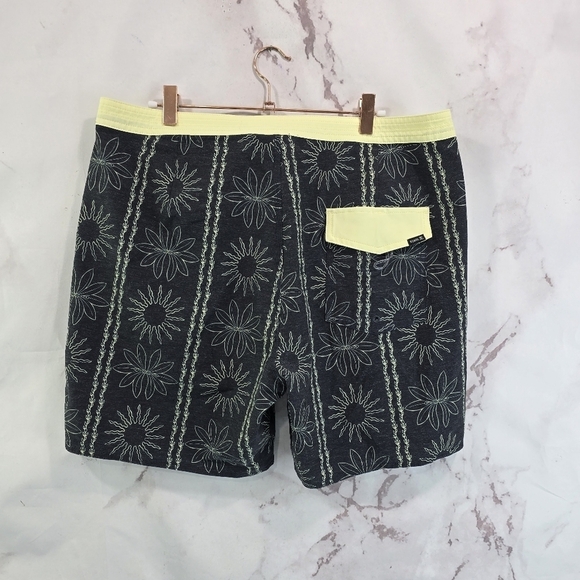 Roark Swim Trunks Mens Medium 34 The Chiller Board Shorts Gray Yellow Floral - Picture 1 of 9